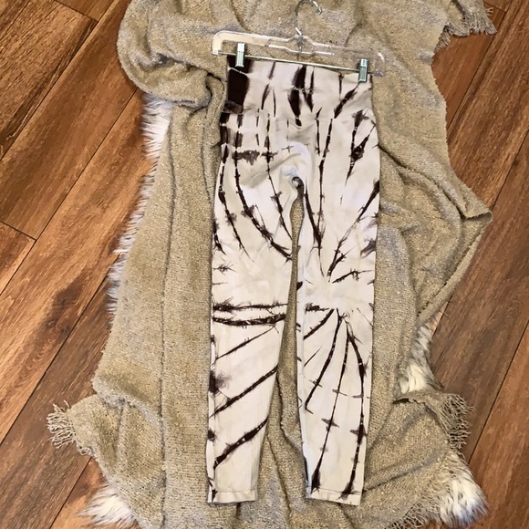 PINK leggings. Brown / off white. Pocket - back of leggings. Small. - Picture 2 of 4